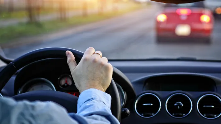 Amendă și permis suspendat pentru șoferii care fac acest gest în trafic. Greșeala aparent banală care îi poate lăsa pietoni timp de 30 de zile