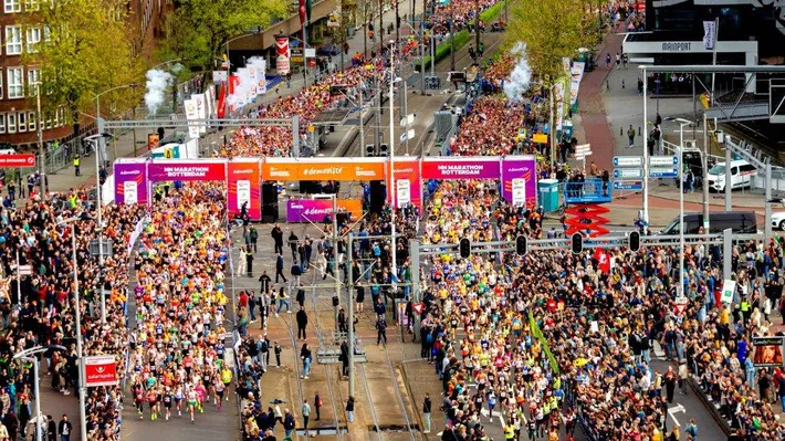 Despăgubiri uriașe pentru un angajat aflat în concediu medical, care a participat la un maraton. Câți bani trebuie să-i plătească angajatorul
