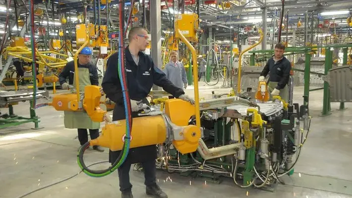 Ce venituri au muncitorii uzinelor Lada. Care este diferența față de salariile din industria auto europeană