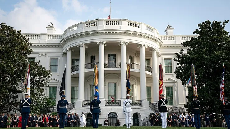 Alertă în SUA! Atac armat lângă Casa Albă, doi militari au fost împuşcaţi. Donald Trump: „Animalul care a a tras cu arma va plăti un preţ foarte mare”