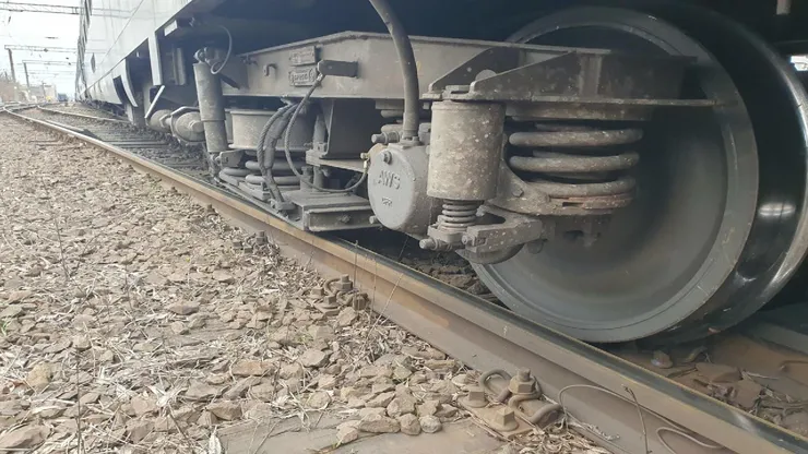 Accident feroviar grav. Un tren cu 200 de călători a deraiat pe ruta Craiova – București. A fost activat Planul Roșu de Intervenție după ce două vagoane au sărit de pe șine