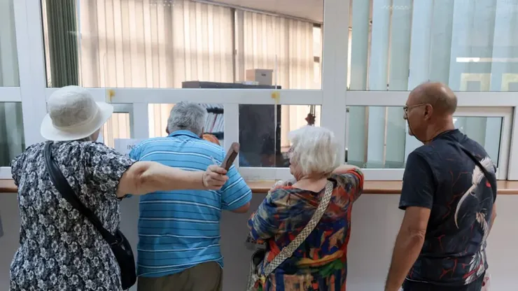 Când intră pensiile pe card în iunie şi de ce ajung mai târziu decât cele prin Poştă. Explicațiile Casei de Pensii