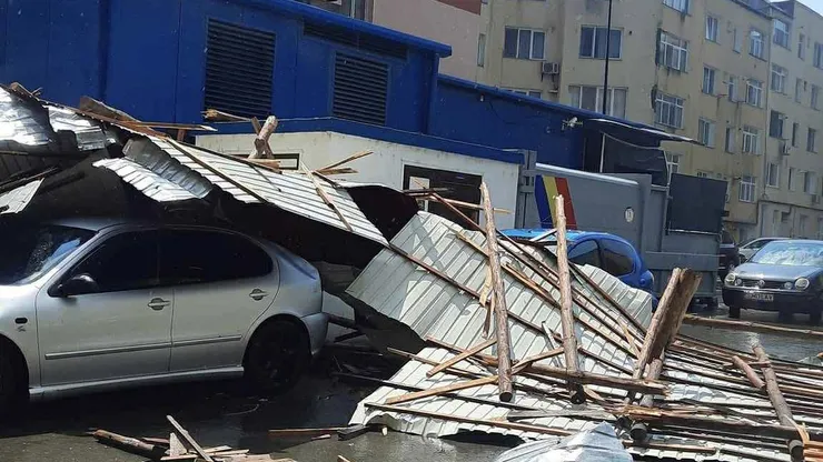 Rupere de nori după cupola de foc, ANM a emis alertă pentru Bucureşti. Furtunile violente fac prăpăd în orele următoare VIDEO