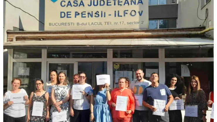 Angajații de la Casele de Pensii ies în stradă din cauza tăierii veniturilor. Pensiile românilor sunt în pericol