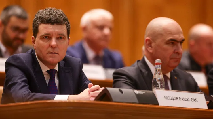 Ilie Bolojan, întâmpinat cu huiduieli şi pe holurile Parlamentului. Sindicaliştii i-au cerut demisia: „Bolojan, nu uita, România nu-i a ta!”