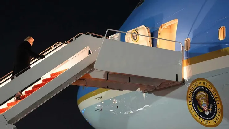 Trump a ajuns cu întârziere în Elveția, după ce a trebuit să-și schimbe avionul din cauza unor probleme electrice. Tensiuni planetare la Davos