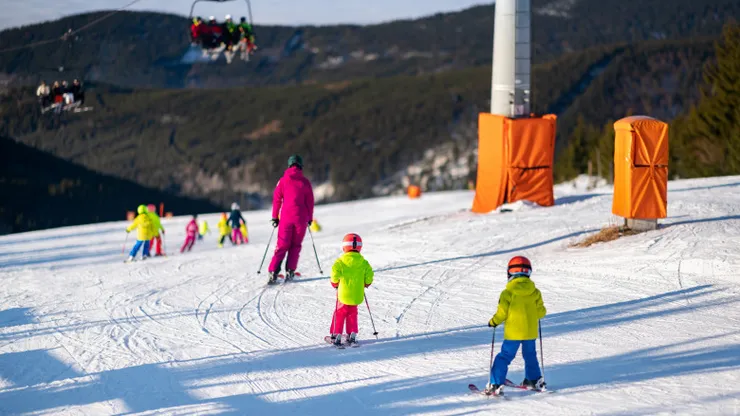 Când se întorc elevii la școală în ianuarie 2026. Vacanța de iarnă se apropie de final. Calendarul complet al anului școlar și când iau vacanță în februarie în fiecare județ