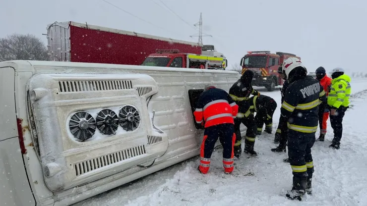 Accident grav din cauza vremii în județul Giurgiu. Un microbuz cu 16 pasageri s-a răsturnat. PLAN ROȘU de intervenție