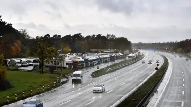 Un român din Germania, lăsat într-o parcare pe autostradă. Șoferul a plecat cu bagajele acestuia