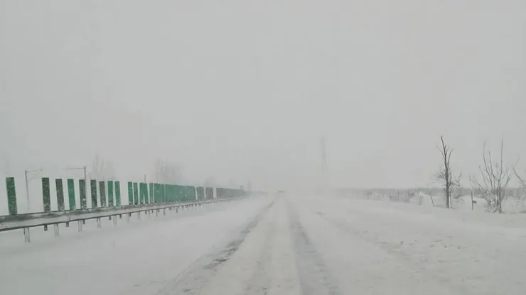 Iarna face ravagii în România. Mai multe drumuri sunt închise din cauza viscolului și a nămeților. Cum se circulă pe A2
