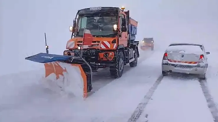 Ciclon cu vreme extremă în România, a fost emis şi Ro-Alert. Ninge viscolit ca în toiul iernii la munte, ploi și vijelii în multe zone. Vântul suflă cu până la 120 km/h la munte