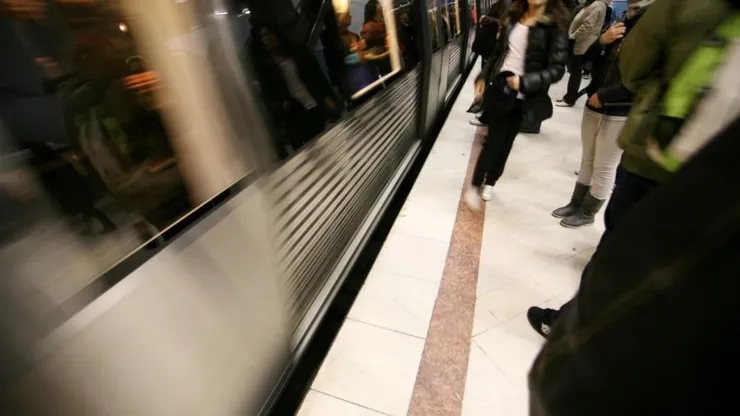 O persoană s-a aruncat în fața metroului la stația Unirii! Echipajele de intervenție nu i-au putut salva viața