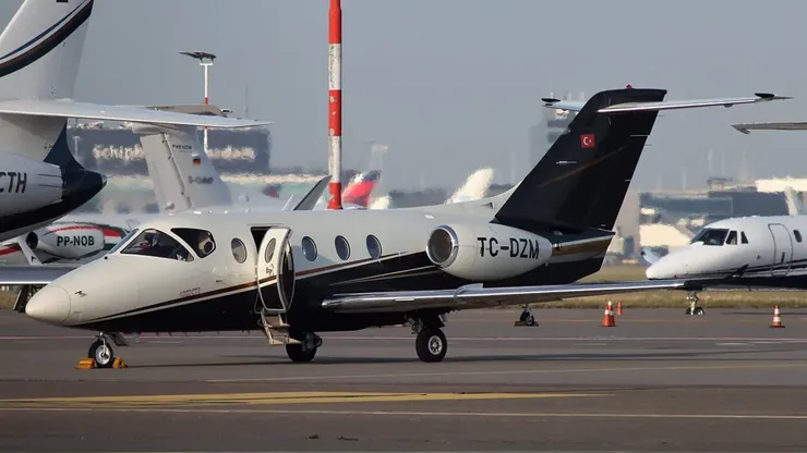 Avionul special cu care este adusă Lumina Sfântă la București, din zona de conflict din Orientul Mijlociu. Ce dotări are aeronava și cine operează zborul