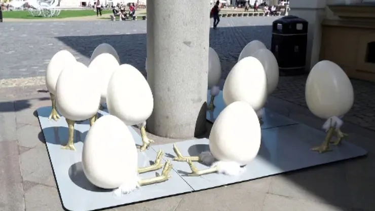 Decorațiuni de Paște scandaloase la Timișoara. Ouă de 500 de euro, cu pene și picioare, la baza unei statui FOTO