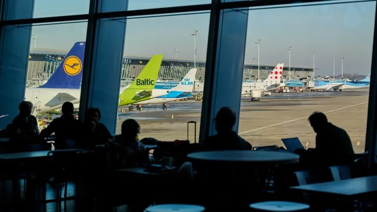 Europenii s-ar putea confrunta cu scumpiri și chiar anulări de zboruri. Kerosenul disponibil mai ajunge doar pentru ”aproximativ șase săptămâni”