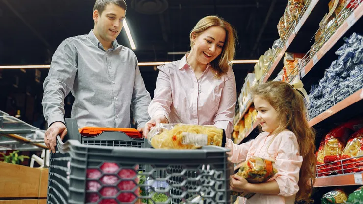 În sfârșit, o veste bună pentru români. Plafonarea adaosului comercial la alimentele de bază a fost prelungită!