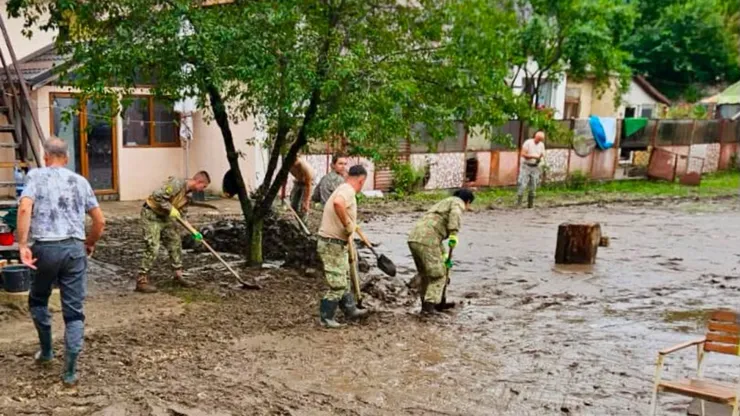 Zeci de militari intervin la Bușteni după viitura care a ”măturat” Valea Prahovei
