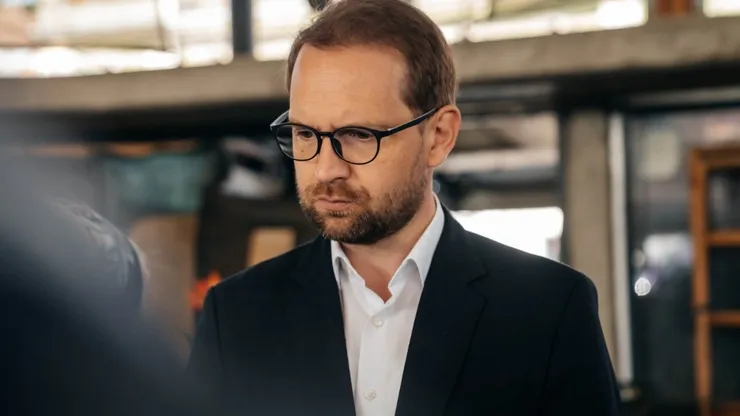 PSD a decis cum votează legea care îl lasă fără mandat pe Dominic Fritz. Sesiune extraordinară la Parlament pentru PNRR