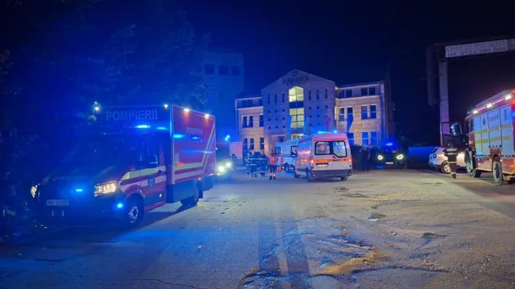 VIDEO Incendiu la un centru medical din Arad! A fost activat Planul Roşu de Intervenţie. Trei pacienți intoxicați cu fum au fost transferați la spital