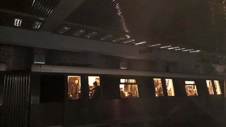 Risc de blackout la metrou. Hidroelectrica a notificat Metrorex că ar putea sista furnizarea energiei din cauza datoriilor uriaşe. UPDATE: Reacţia lui Radu Miruţă