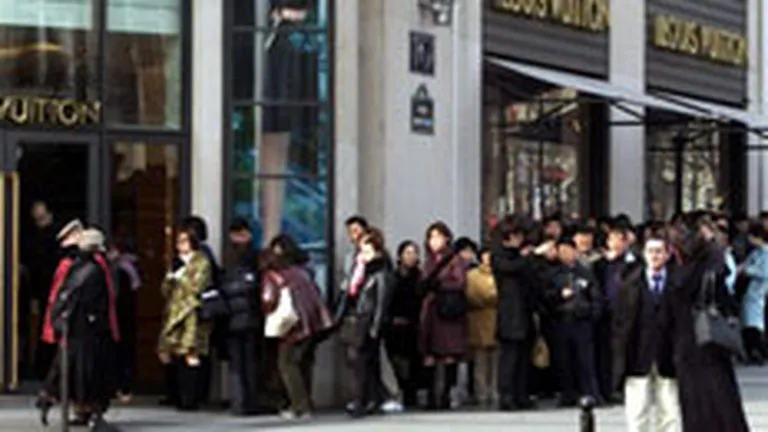 Parisul atrage sute de turisti chinezi pe zi pentru shopping
