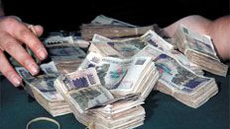 Zimbabwe a pus pe piata bancnota de 100 de trilioane de dolari locali