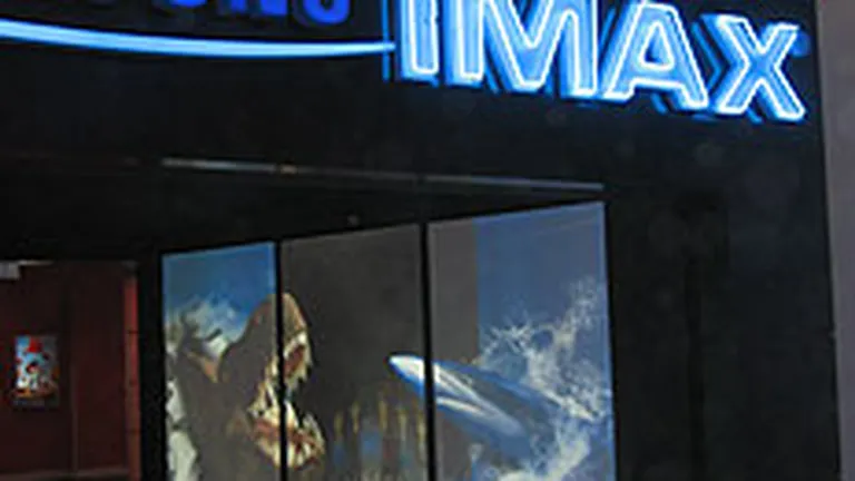 Povestea cinema-ului cu ecran de 1.000 mp, unde pelicula se transporta cu macaraua