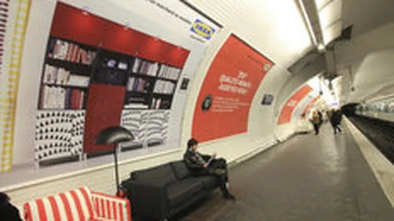 Promovare neconventionala: Parizienii asteapta metroul pe canapele Ikea