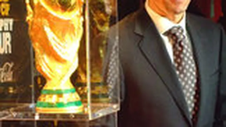 Vezi cum arata un trofeu de 11 mld. euro. Cupa Mondiala la fotbal, cel mai important simbol sportiv din lume, a sosit la Bucuresti (FOTO)