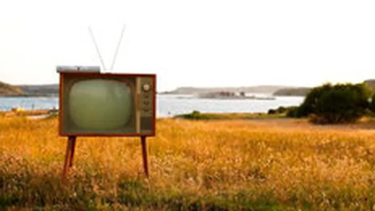 Tranzitia la televiziune digitala in anul \fatidic\ 2012: 42 de canale gratis sau un alt fiasco al guvernantilor?