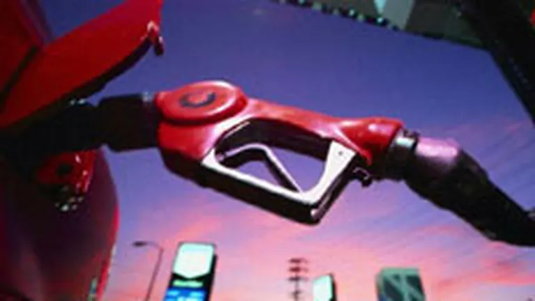 Criza, petrolul si aprecierea dolarului: Cea mai ieftina benzina ar putea costa in august 6 lei/litru