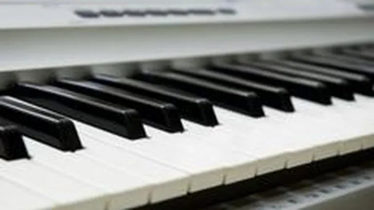 Un pian la care au cantat Beatles si Pink Floyd se vinde cu 225.000 de dolari