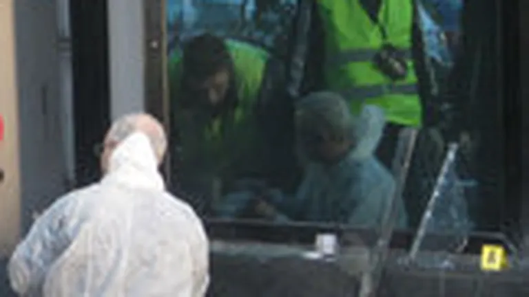 Hotii au spart un geam al unei sucursale BCR si au furat 400.000 de lei (Foto Exclusiv)
