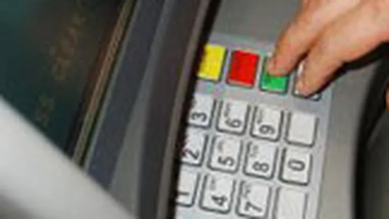 Sfat antifurt de la un fost hot de carduri: Folositi acelasi bancomat pentru tranzactii