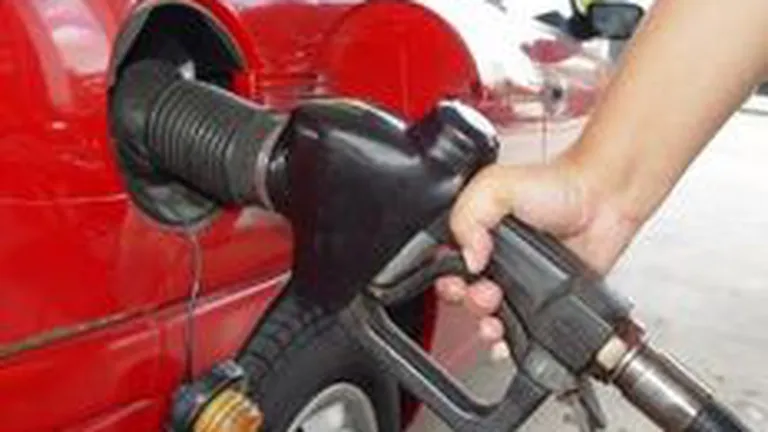 Benzina la 6 lei, in cateva zile: Cum a reusit Guvernul sa creasca din pix pretul carburantilor