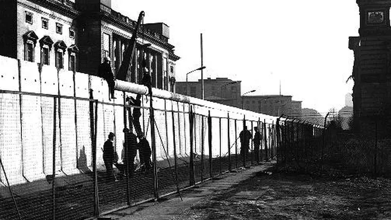 Nemtii refac Zidul Berlinului, pentru turisti