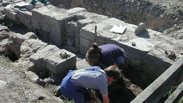 Trei morminte vechi de mii de ani, descoperite langa Ploiesti
