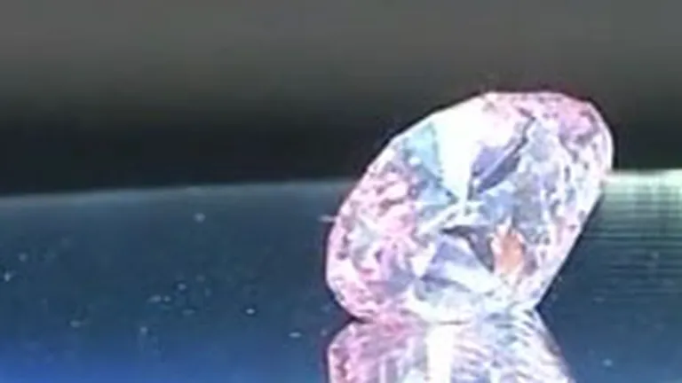 Diamant roz foarte rar, scos la licitatie la Hong Kong. Vezi pretul estimat