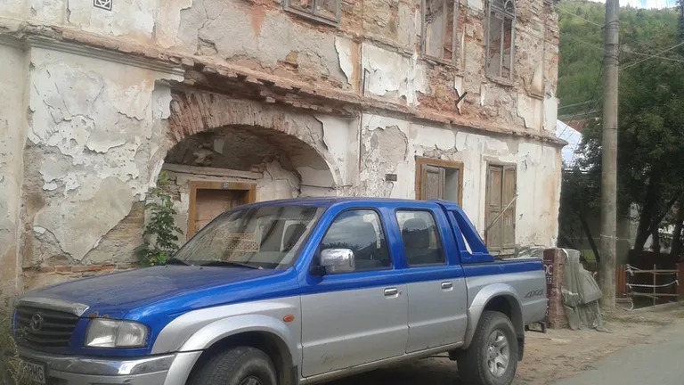Peisaj pestrit in Rosia Montana: Jeep-uri, corturi, paragina si case de 200.000 euro (Foto-Reportaj)