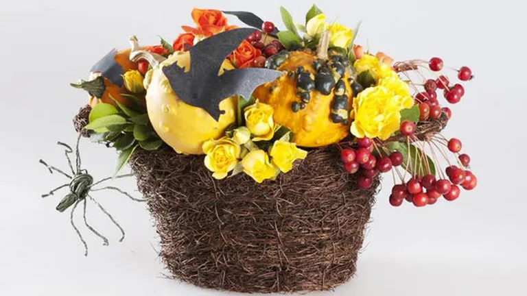 Halloween a intrat si pe piata florilor: decoruri cu dovleci, panze de paianjen si dantela neagra (Foto)
