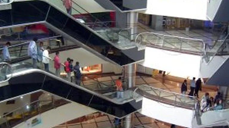 Efectul intarziat al crizei: Mall-urile, batute de galeriile mici