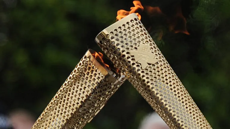Torta olimpica a Festivalului Olimpic al Tineretului European a fost adusa la Guvern