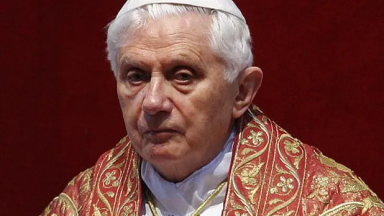 De ce demisioneaza Papa? Prea concentrat la liturghie, neglija celelalte misiuni