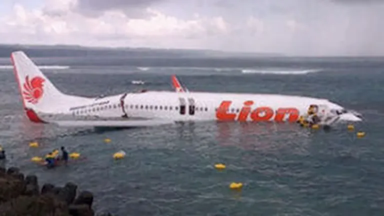 Bali: Un avion cu peste 100 de pasageri s-a prabusit in mare