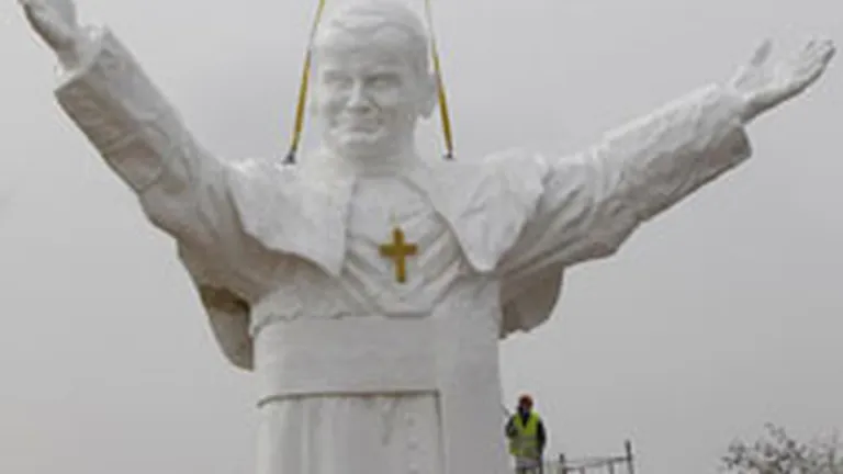 Cea mai mare statuie a papei Ioan Paul al II-lea a fost inaugurata in Polonia