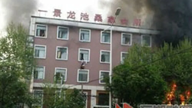 Cel putin 11 morti intr-un incendiu la un hotel din centrul Chinei