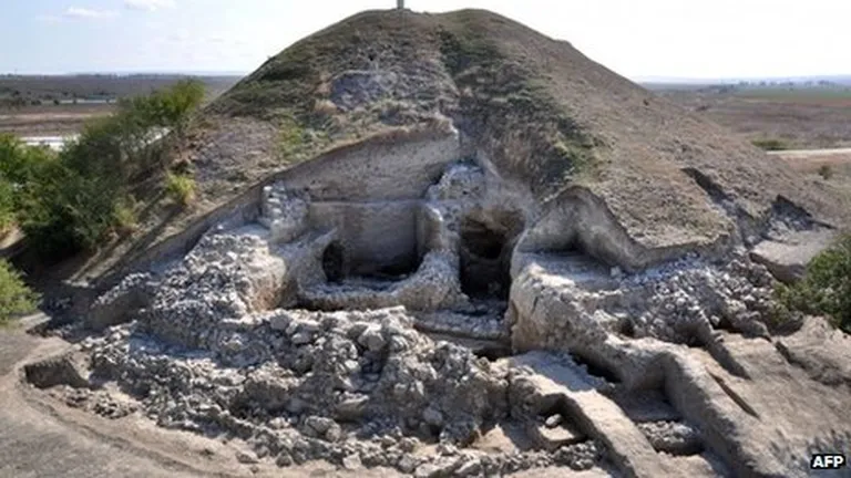 Locuinte preistorice pentru cazarea turistilor, reconstituite la situl Tartaria, Alba
