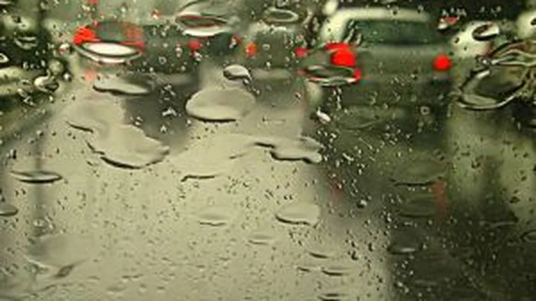 Ploaia blocheaza traficul pe drumurile Constanta-Mangalia si Cernavoda-Murfatlar
