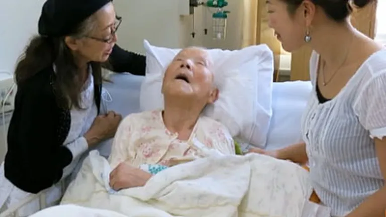 Simbolul Japoniei: Bunica de 96 de ani hranita prin tub (Video)