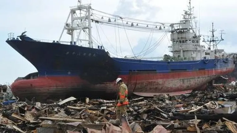 Un oras din Japonia dezmembreaza epava unei nave, devenita simbol al tsunamiului